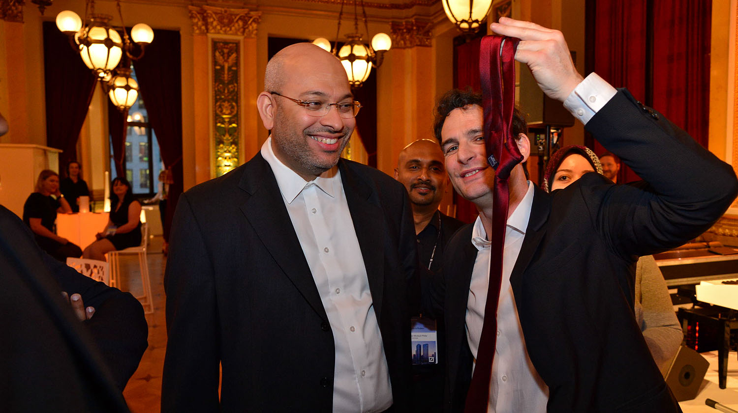 Voir sa cravate dans la main du pickpocket magicien Luxembourg fait un drôle d'effet!